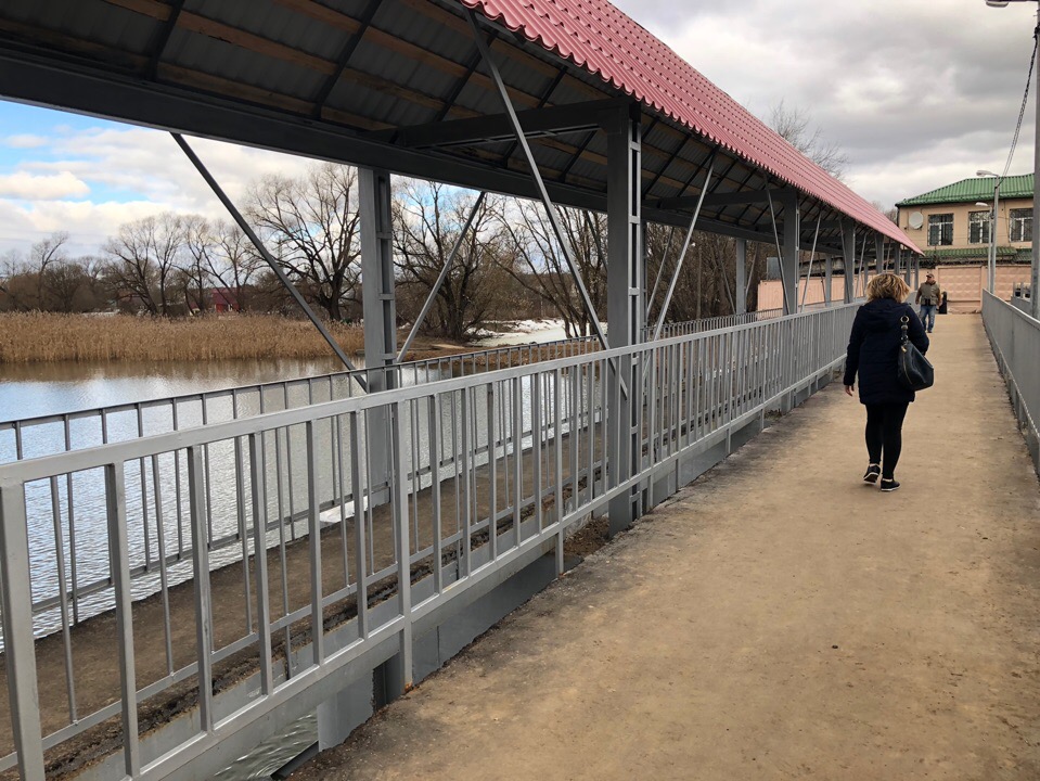 Закрыт проход через пешеходный мост в поселке Фабрики им. 1 Мая